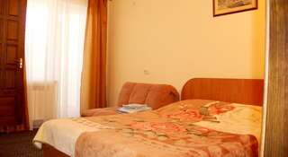 Гостиница Guest House Timora Севастополь Двухместный номер с 1 двуспальной кроватью и дополнительной кроватью-1